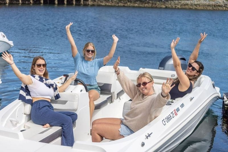 Action Sport Rentals | 18' Hurricane Powerboat Rental